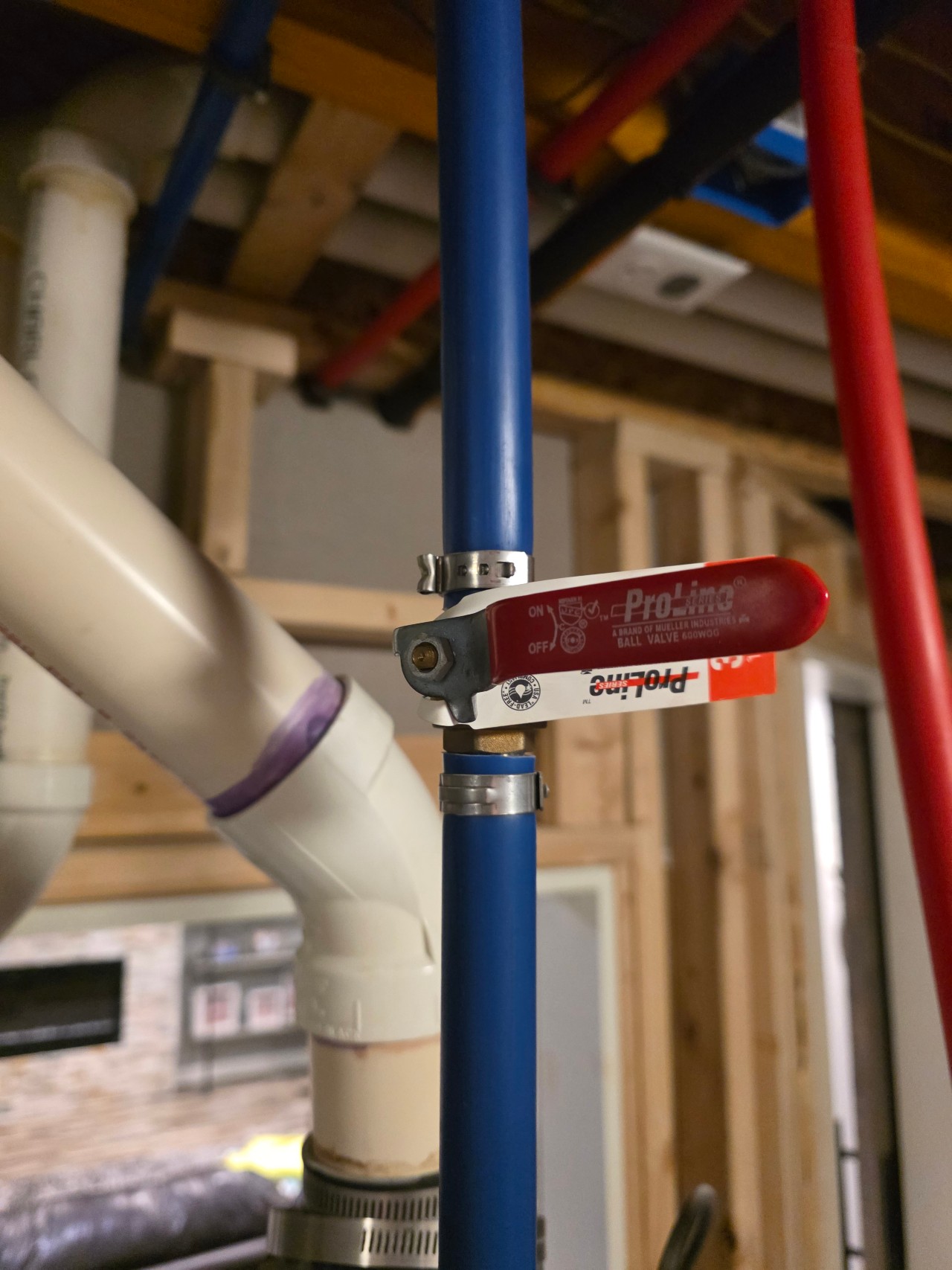 Water shutoff valve on water heater input line